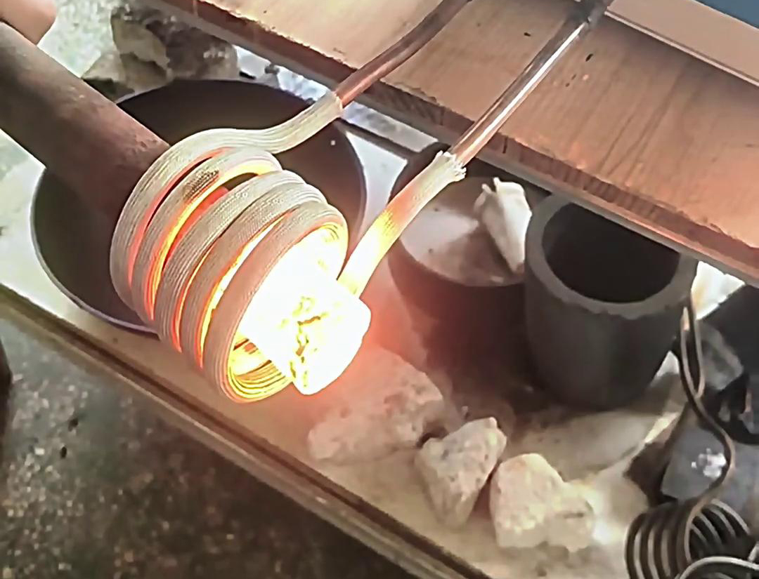 高頻機棒料加熱適用于需要快速加熱至特定溫度的應用場景，如熱處理、熱鍛、焊接等工藝。