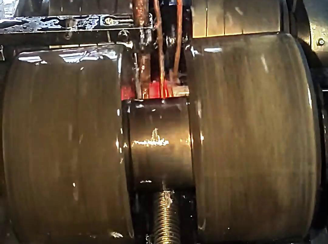 海拓臥式高頻淬火機(jī)床：小型機(jī)械加工自動化生產(chǎn)的變革者