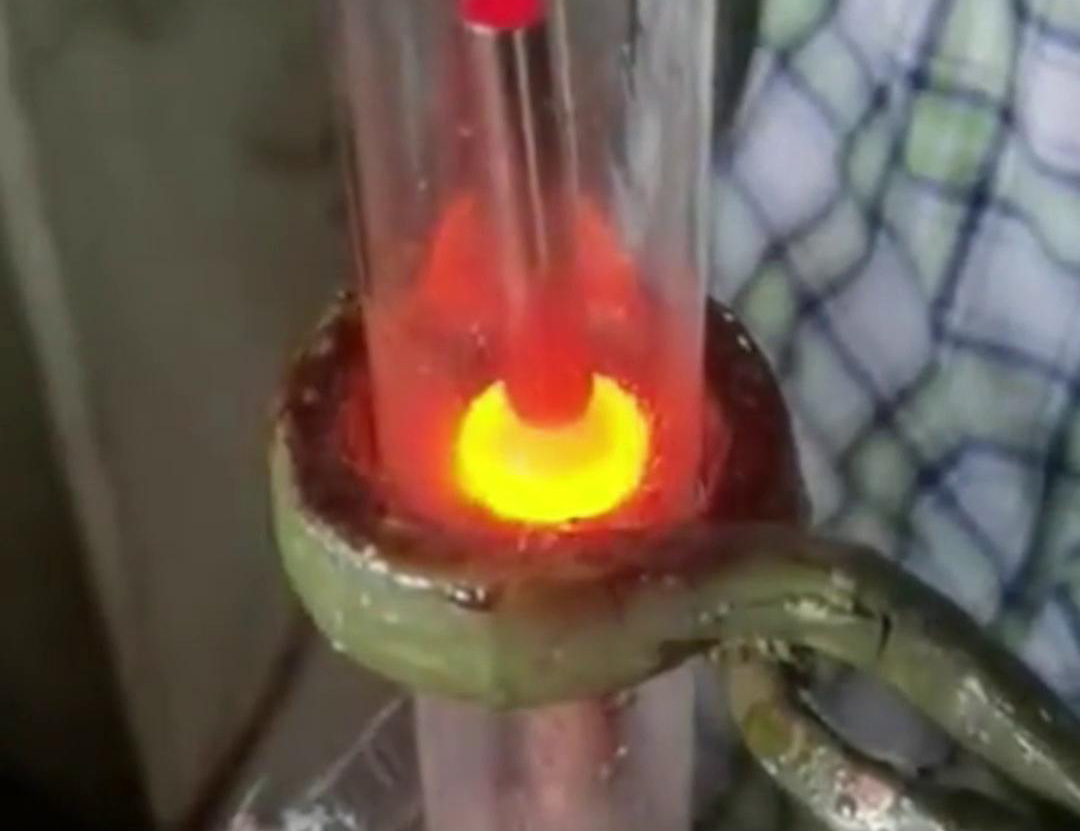 通過手持式高頻加熱機在氮氣保護下焊接銅管，可以獲得高質(zhì)量的焊縫，提高產(chǎn)品的性能和可靠性