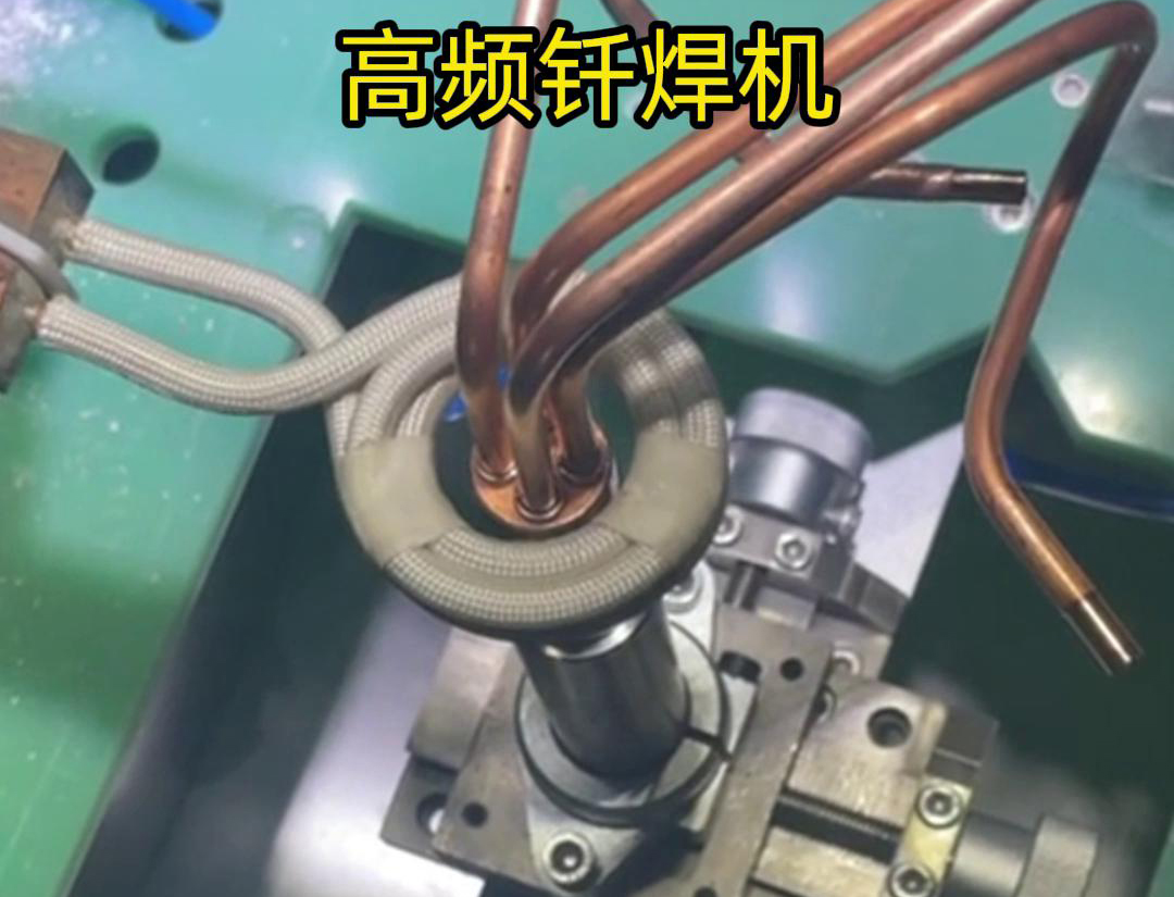 在雙工位自動(dòng)感應(yīng)釬焊設(shè)備中，每個(gè)工位都配備了獨(dú)立的感應(yīng)加熱系統(tǒng)和釬焊工具，確保兩個(gè)工位可以同時(shí)進(jìn)行焊接作業(yè)