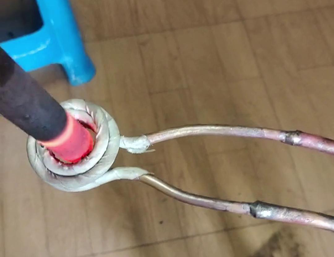 高頻加熱機配合軟連接加熱工件是一種高效且靈活的加熱方式，