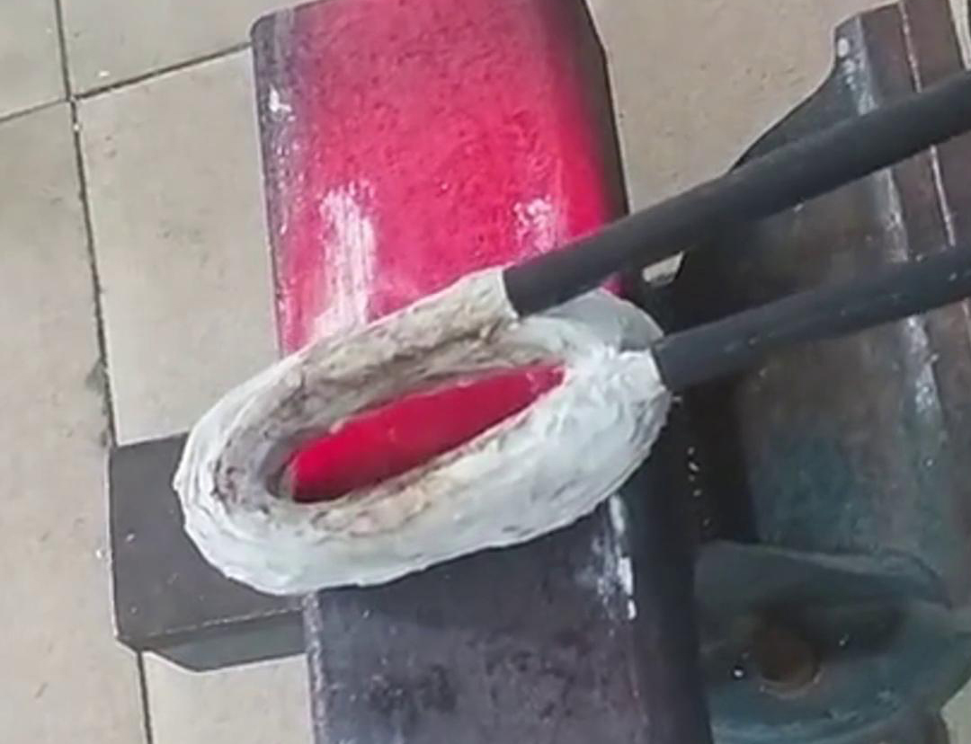 手持式高頻加熱機(jī)在方管加工中，它可以用來(lái)實(shí)現(xiàn)焊接預(yù)熱、局部退火、彎曲軟化等工藝需求