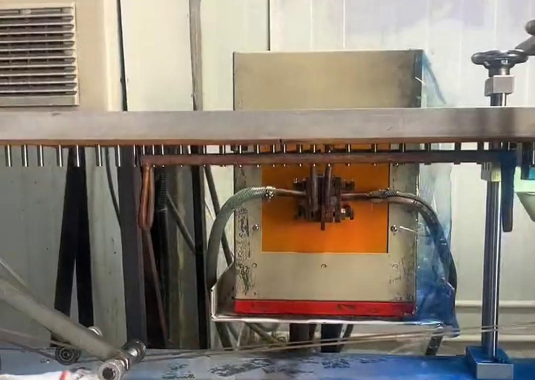 通過振動盤自動化上料到輸送帶，然后高頻電源對要加熱的工件進行局部加熱，根據(jù)工藝要求直接經(jīng)過容器 ，讓其局部覆蓋一層涂料