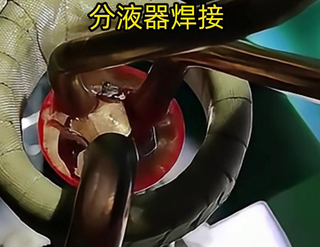 分液器銅管的高頻焊接是一種利用高頻電流在工件中產(chǎn)生熱效應(yīng)，使接觸部位熔化，形成永久連接的工藝
