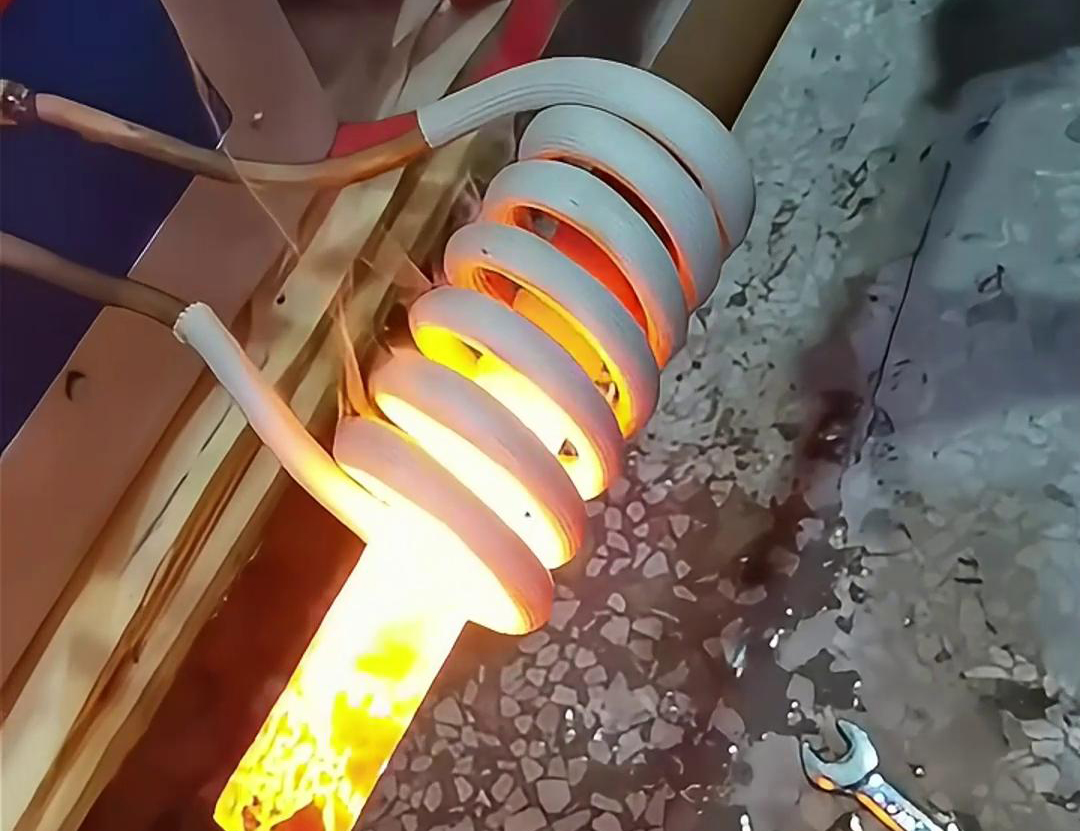 鐵棒的高頻加熱具有效率高、速度快、操作簡單等優(yōu)點，廣泛應(yīng)用于金屬材料加工