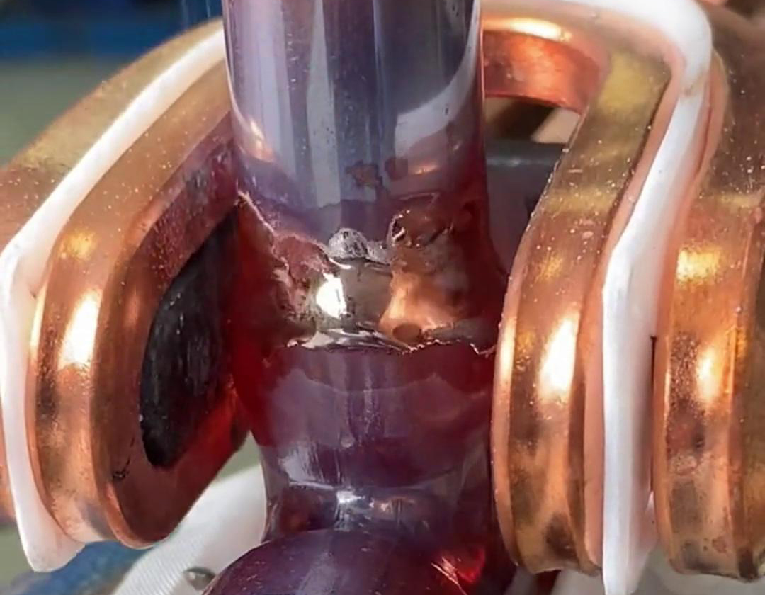 這就是手持式高頻焊機(jī)焊接銅管的效果，有了它，可以放棄大部分火焰焊接場合了