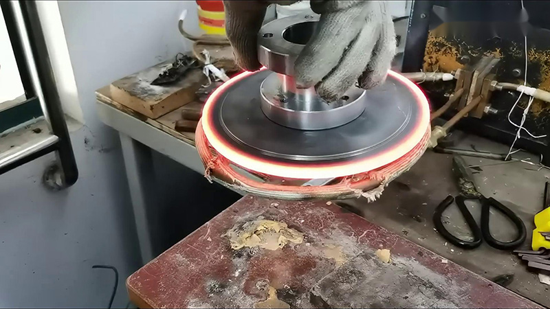 高頻退火機，通過更換線圈可以對不同規(guī)格形狀的不銹鋼工件進行退火熱處理