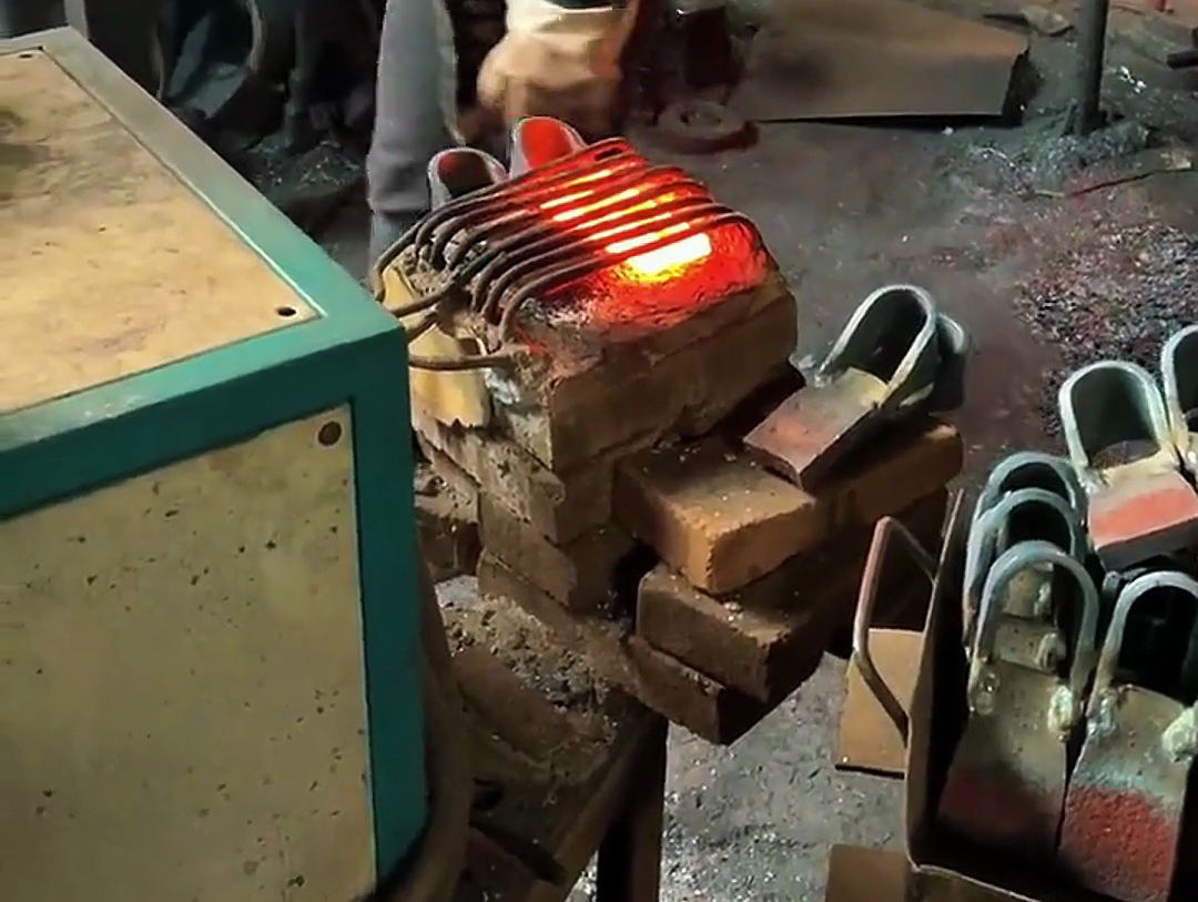 利用超音頻感應加熱技術(shù)，對鋤頭等農(nóng)具坯料進行快速、均勻加熱，隨后進行鍛造加工的工藝
